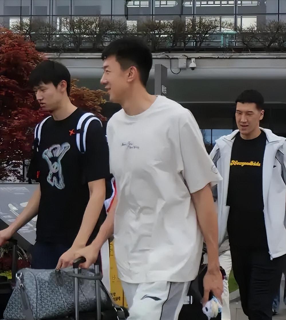 广东队顺利抵达肇庆，徐杰领衔，周鹏随队出征！昨天傍晚六点四十分，广东队乘球队