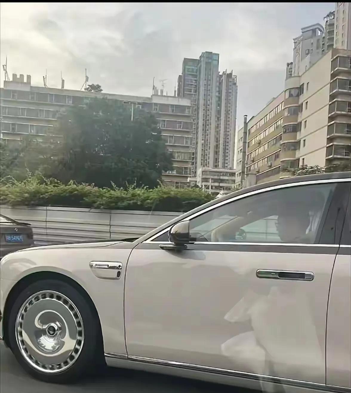 华为“要严惩了”，余承东又被抓拍到开车不专心，这次是尊界，是睡觉还是看手机？自