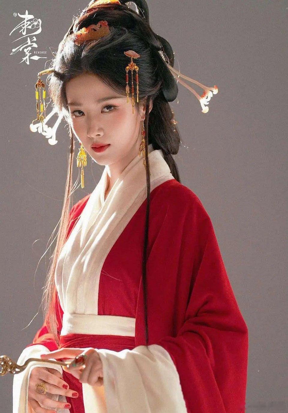 感觉卢昱晓撑不起来这个妆造啊​​​