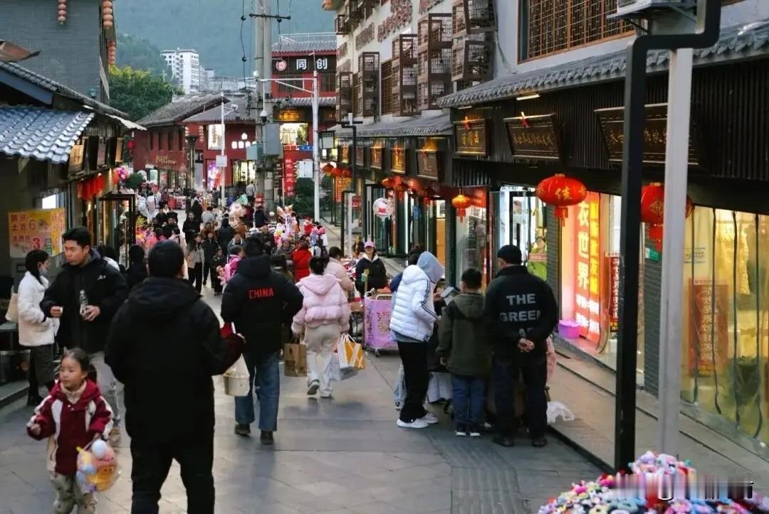 给大伙儿提个醒！今天小寒啦！老话讲小寒大寒，冻成一团，这可是一年里最冷的时候