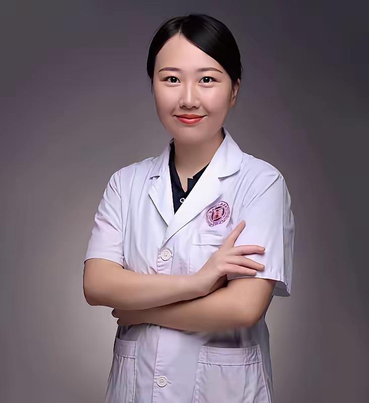 从这张照片可以看出，今天已被组织上停职的眼科专家曾琦，尽管是44岁的年龄，但的确