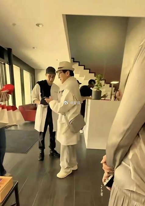 71岁成龙在瑞士，与儿子结伴同行，房祖名瘦脱了相，与爸爸一般高