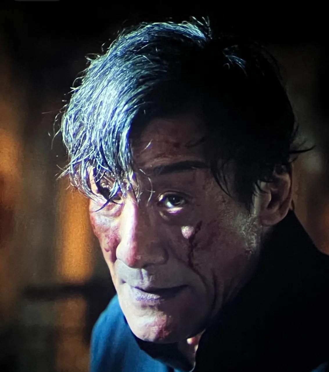 梁家辉67岁还演打戏我忍了，梁家辉参加路演站上商场椅子鞠躬，我也忍了。但是，