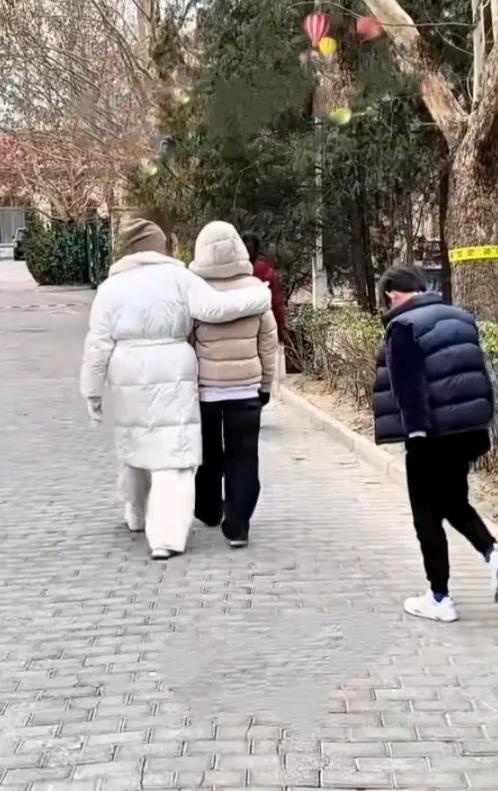 小玥儿都比奶奶高了！这孩子是真高啊寒假孙子孙女都来京这就是所谓的天伦