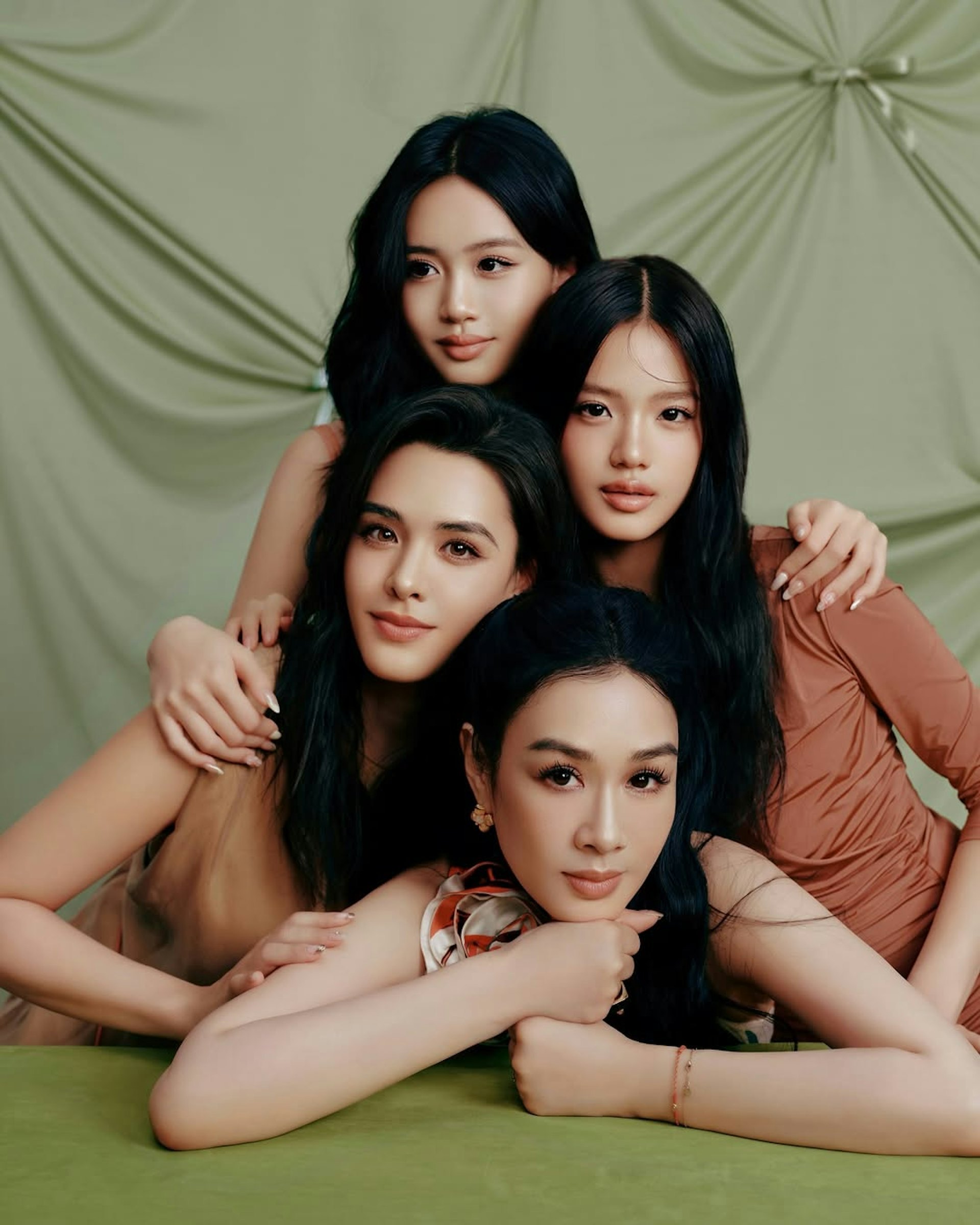 钟丽缇与三个女儿。​​​