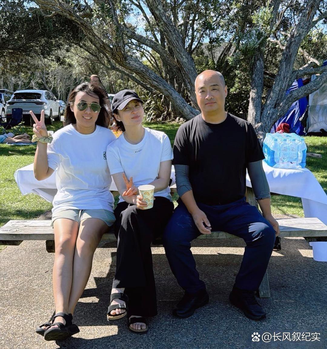 50岁的蒋勤勤在新西兰，和朋友去公园野餐吃烧烤。她一身休闲装，皮肤白白净净，人