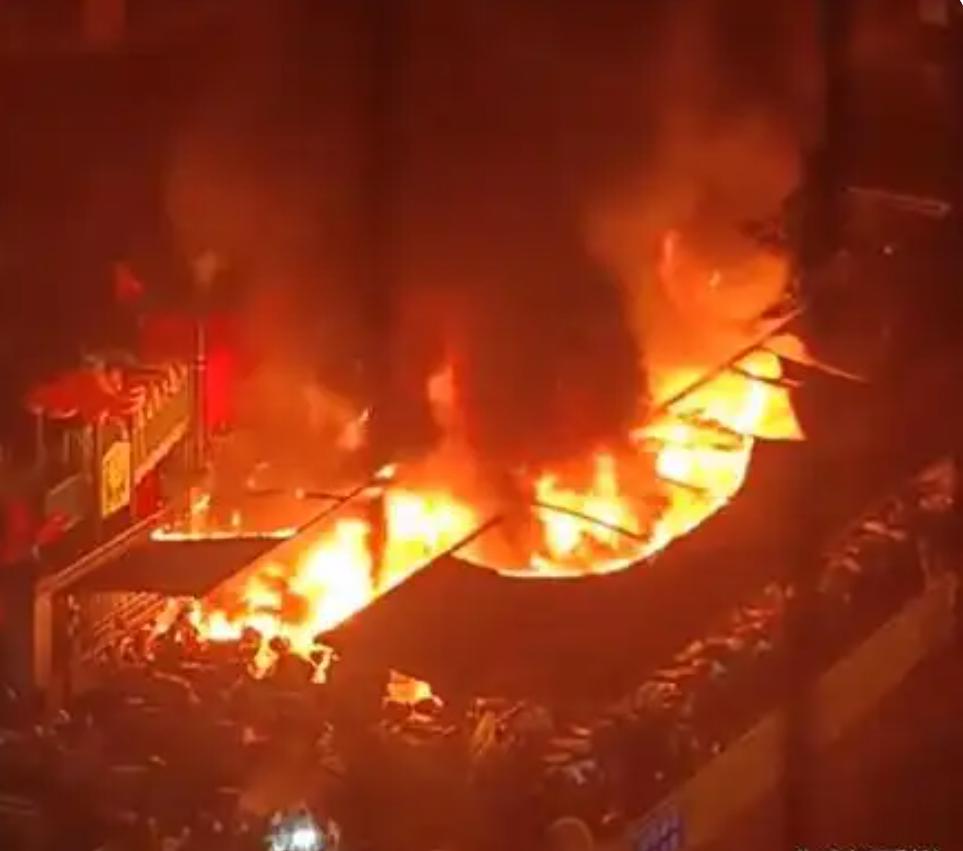 江西吉安一小区电动车充电棚突发火灾3月24日凌晨，江西省吉安市一小区发生一起严