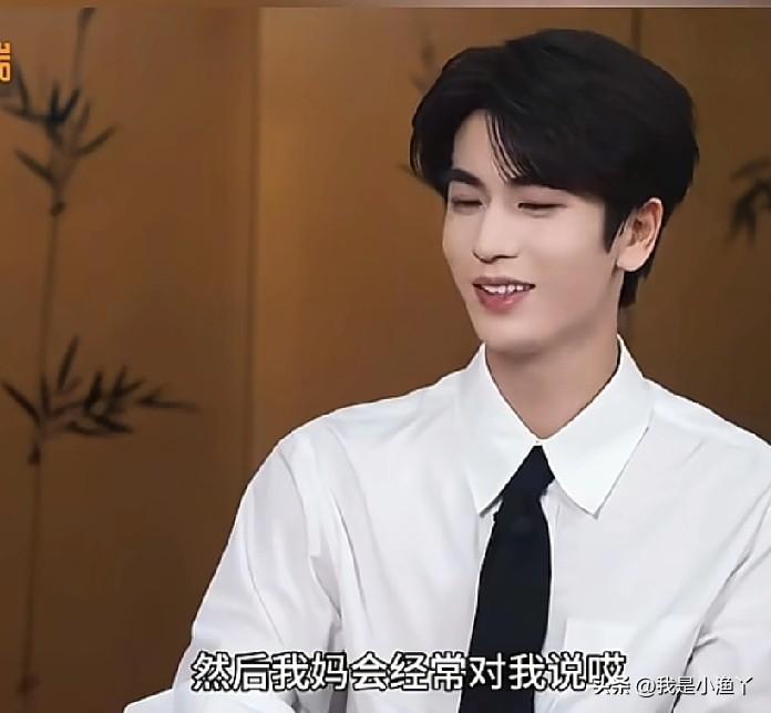 张凌赫估计自己也想不到他还可以预防早恋？近日，贵州铜仁一位老师的神操作火了！