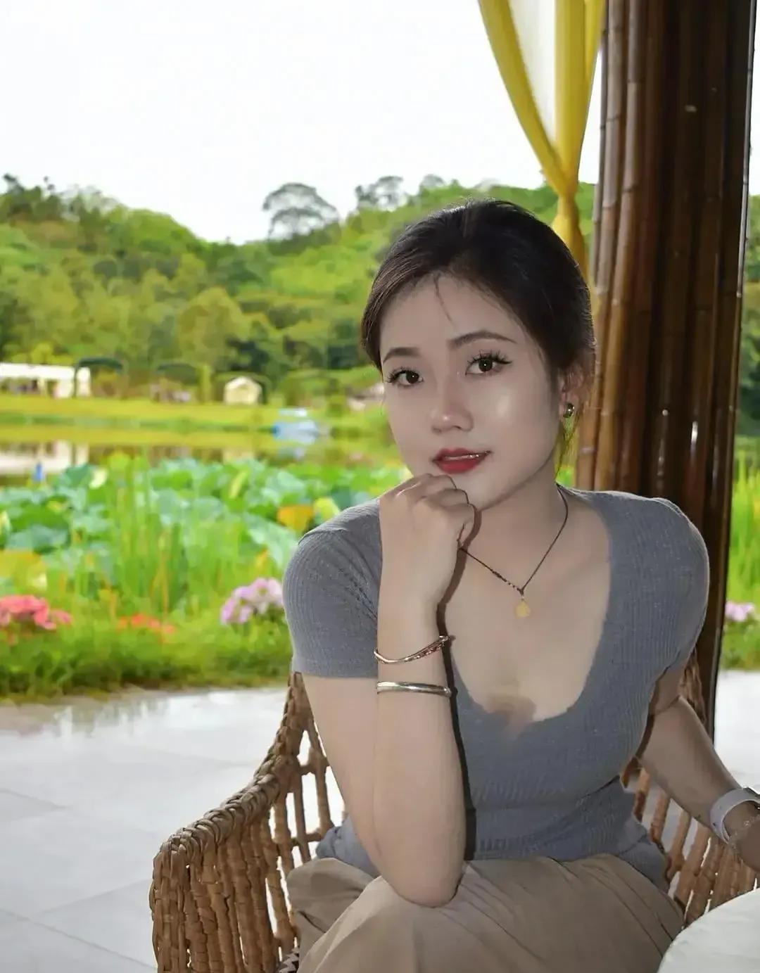 这浅秋，真是舒服得不得了！夏天那股燥热劲儿刚过去，风里开始带着点凉丝丝的味道。走