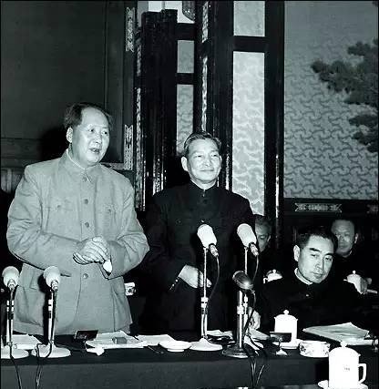 1956年1月，最高国务会议上，毛主席突然向陈云提出了一个问题：“为什么东来顺的