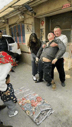 酒虽然喝多了，辈分不能乱，不喝酒是舅舅，喝醉了更是舅舅，外甥和外甥女，左一拜，右