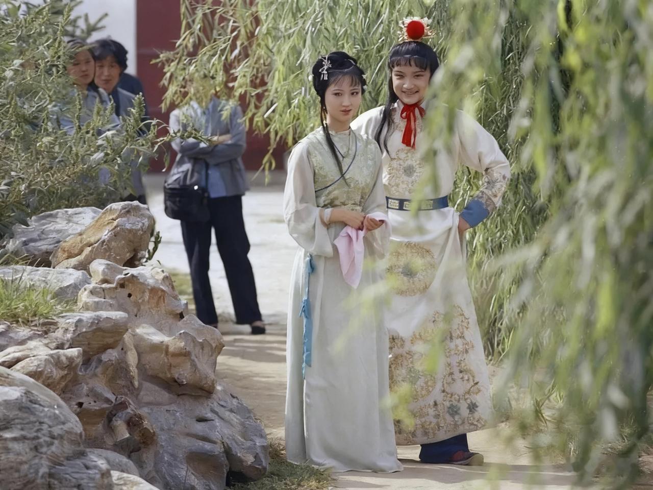林黛玉扮演者陈晓旭和贾宝玉扮演者欧阳奋强于1985年世界旅游日（9月27日）在北
