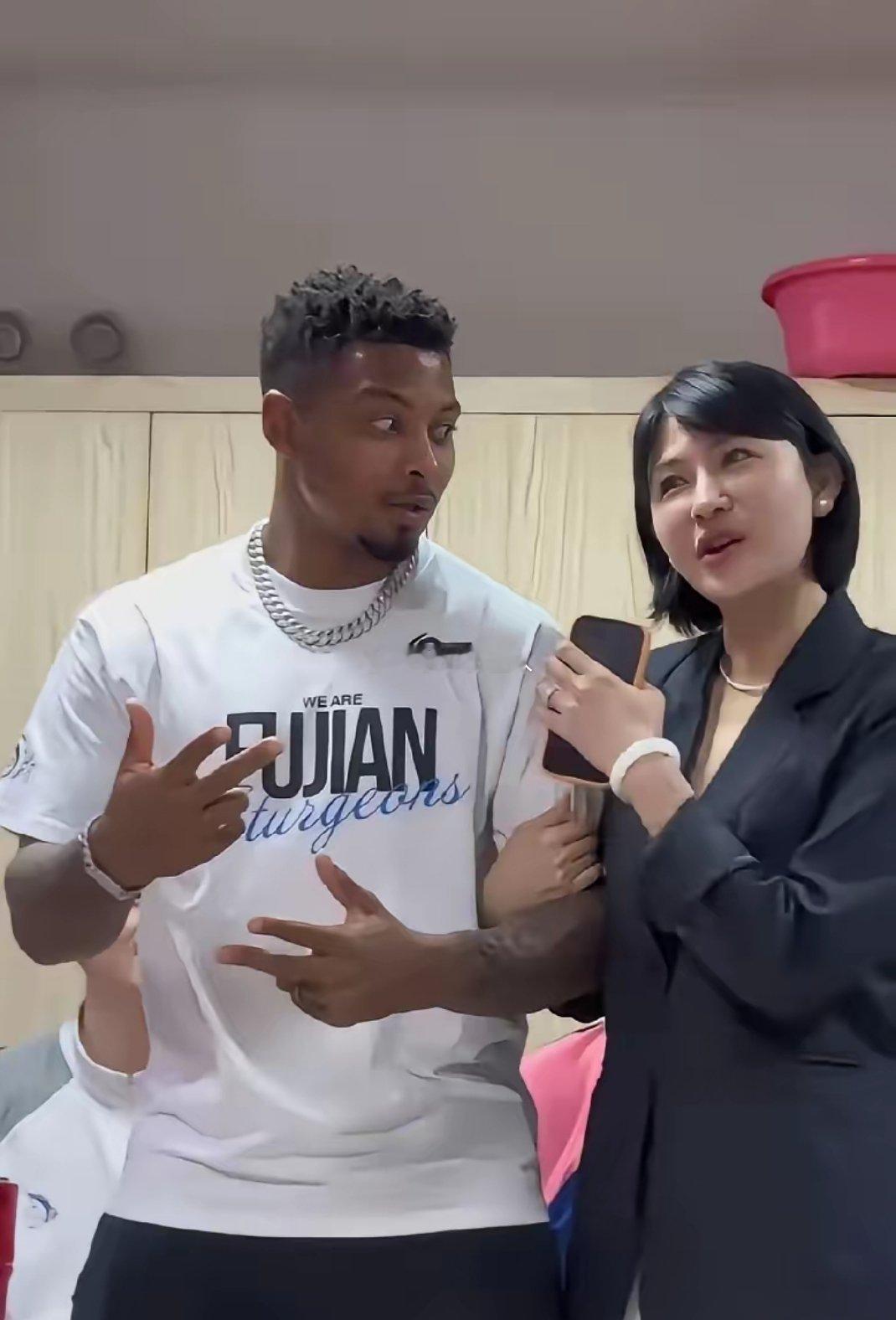 刷到福建男篮老板娘伍佰兰，真的狠狠被戳到了丈夫离世三年，接手的是CBA常年垫底、