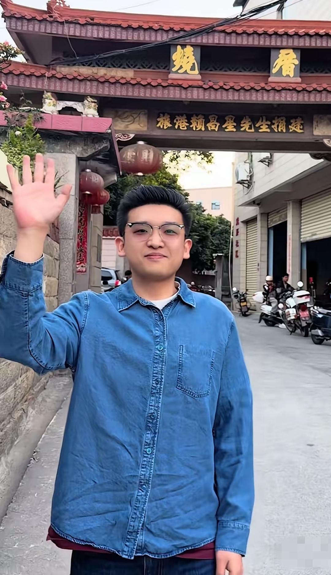 据说，楚玲前男友夏齐宣近日去了赖文峰老家烧厝村遛达，这是去刷存在感还是去挑衅人