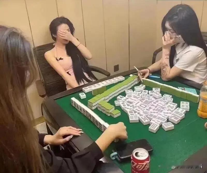 “万万没想到！”近期，广西一已婚女子应男牌友邀约打麻将。凌晨2点，女子等另两名牌