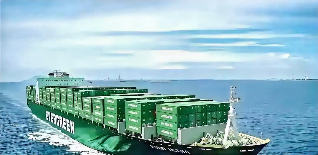 那条船终于要到了驾驶舱的雷达屏闪着红光，大副的笔在货单上划第三道线——上周过