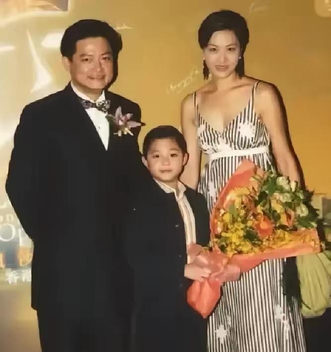 著名歌唱家莫华伦结束和前妻邱文伶26年的婚姻，转头在科莫湖畔，迎娶小自己将近30