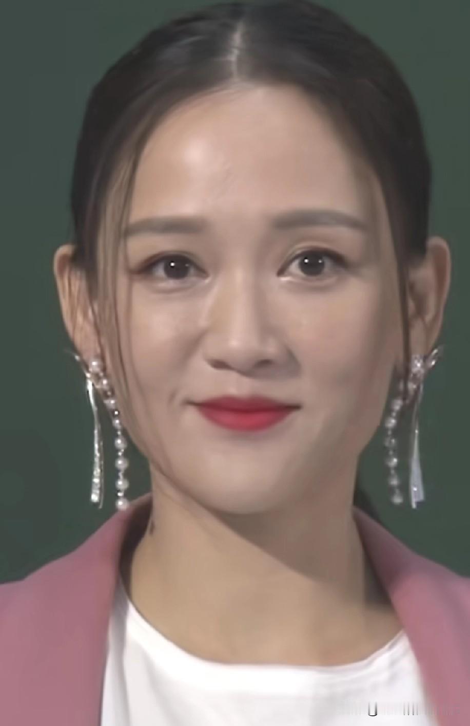 陈乔恩这状态真心绝了！40+素颜能打，镜头前自然舒服，这才是“正常化妆”该有的样