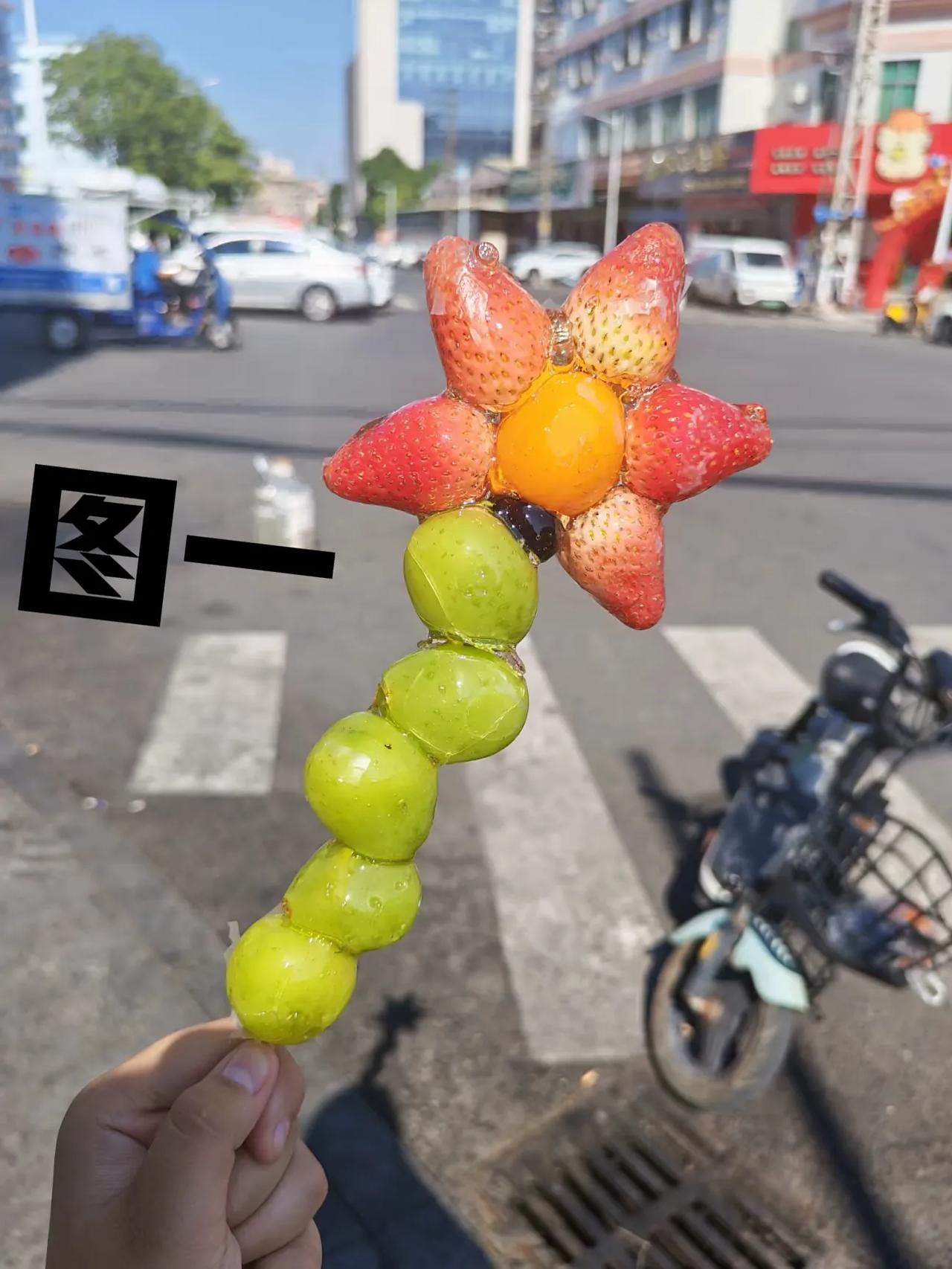 图一糖葫芦35一串图二糖葫芦60一串大家猜猜图三多少钱一串？