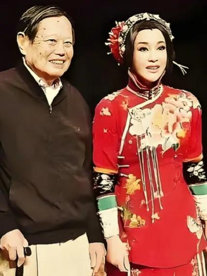 杨振宁和刘晓庆怎么会在一起拍照呢？背后藏着啥故事呢？在华语影坛与科学界的星空