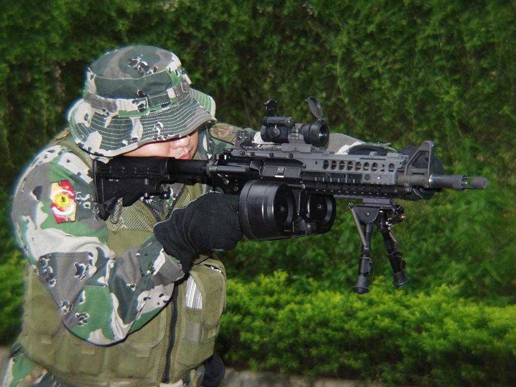 菲律宾SOAR装上两脚架和C-MAG弹鼓充当轻机枪M16改造版