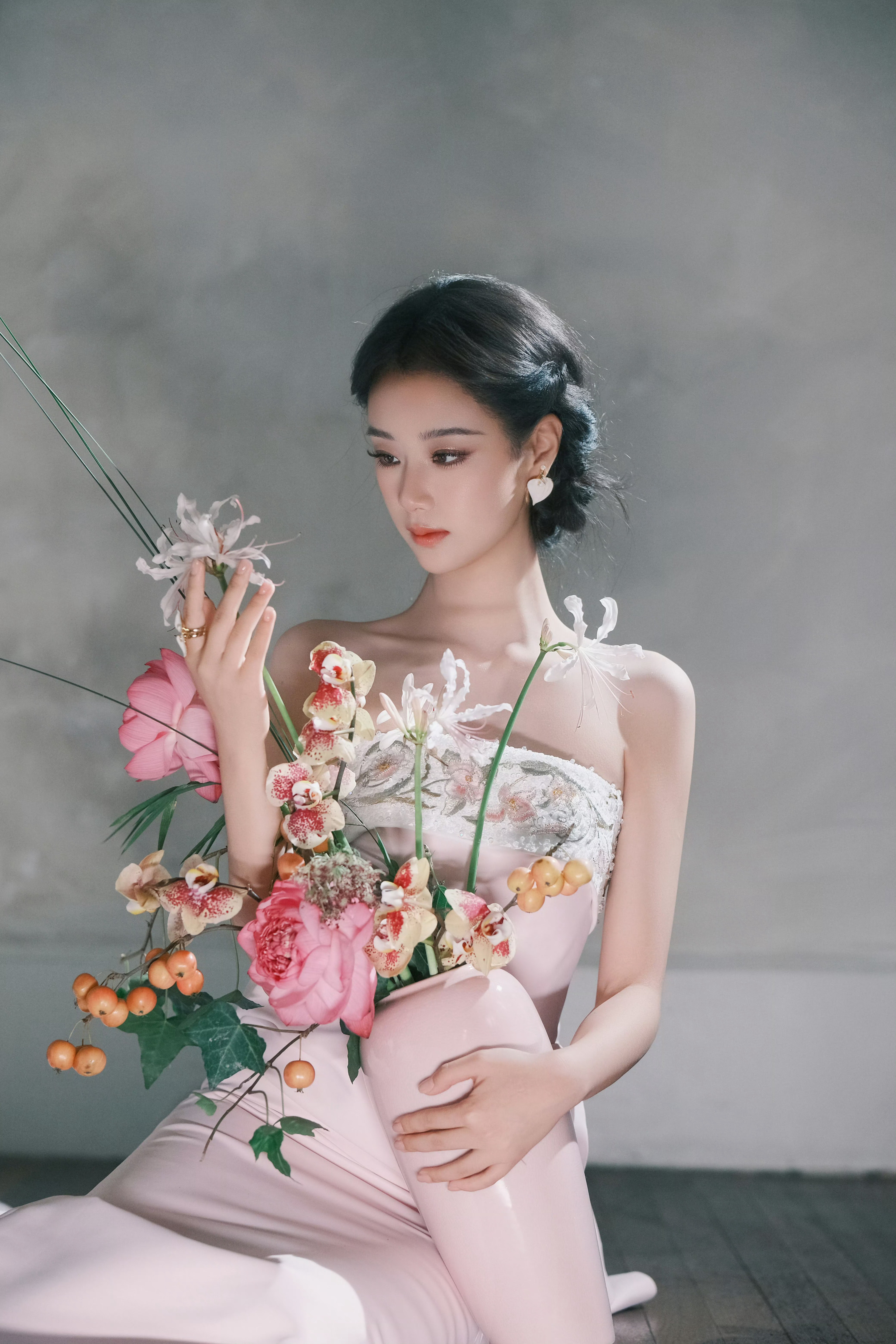 王小亿粉瓷美人💐自带温润细腻的瓷感气质，体态松弛舒展，手持团扇静立，古典氛围感