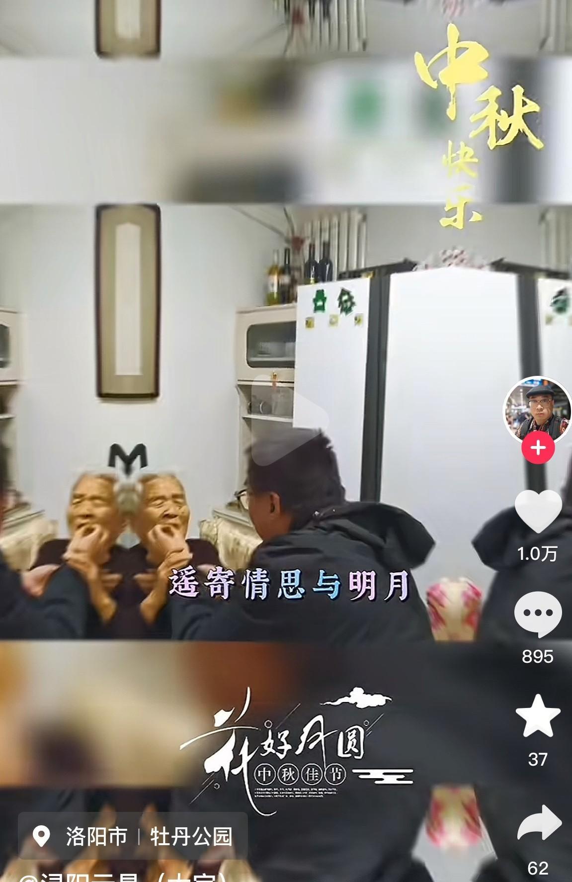 大宝柴桑中秋节表孝心把在养老院的姥姥接回家过中秋了柴桑佝偻着身子推着轮椅上的