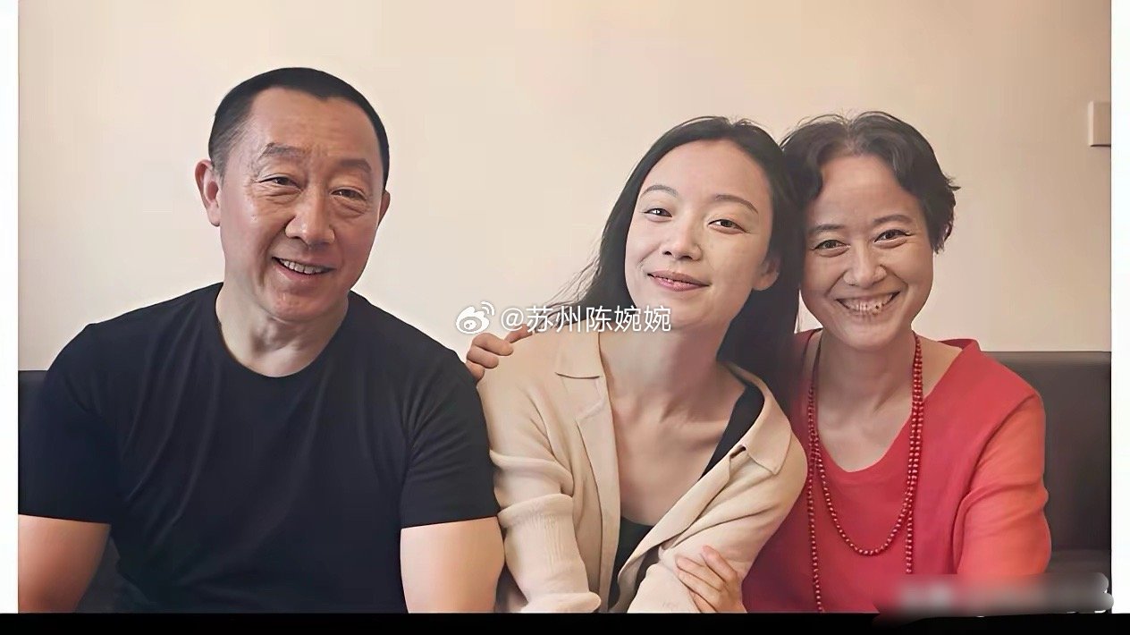 倪妮的美貌看来是得益于妈妈的遗传基因。母女两人在一起，笑起来看着很像，妈妈的笑容