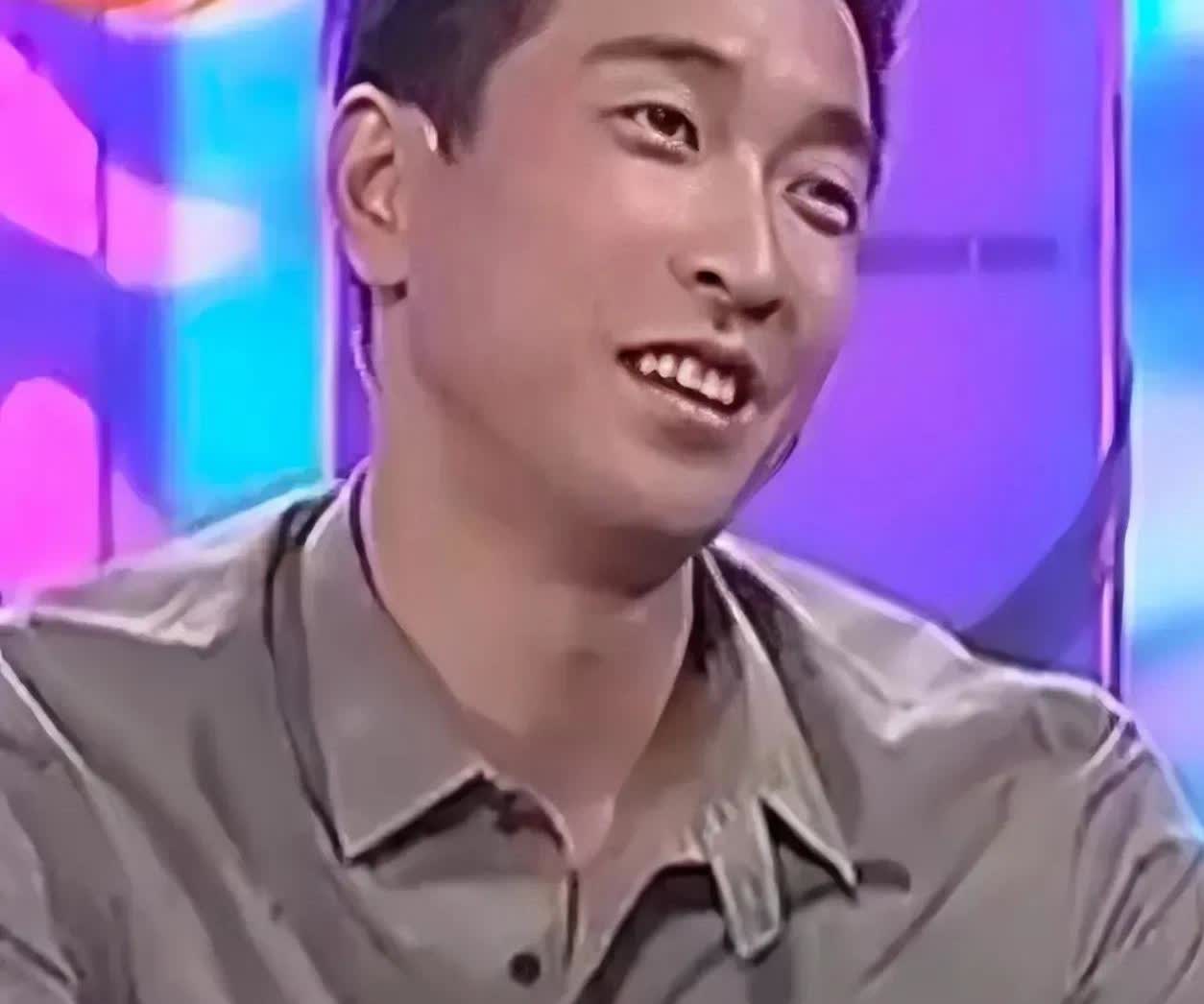 朱媛媛说上大学喜欢的第一个男生不是辛柏青，是同班王千源。她暗恋王千源，