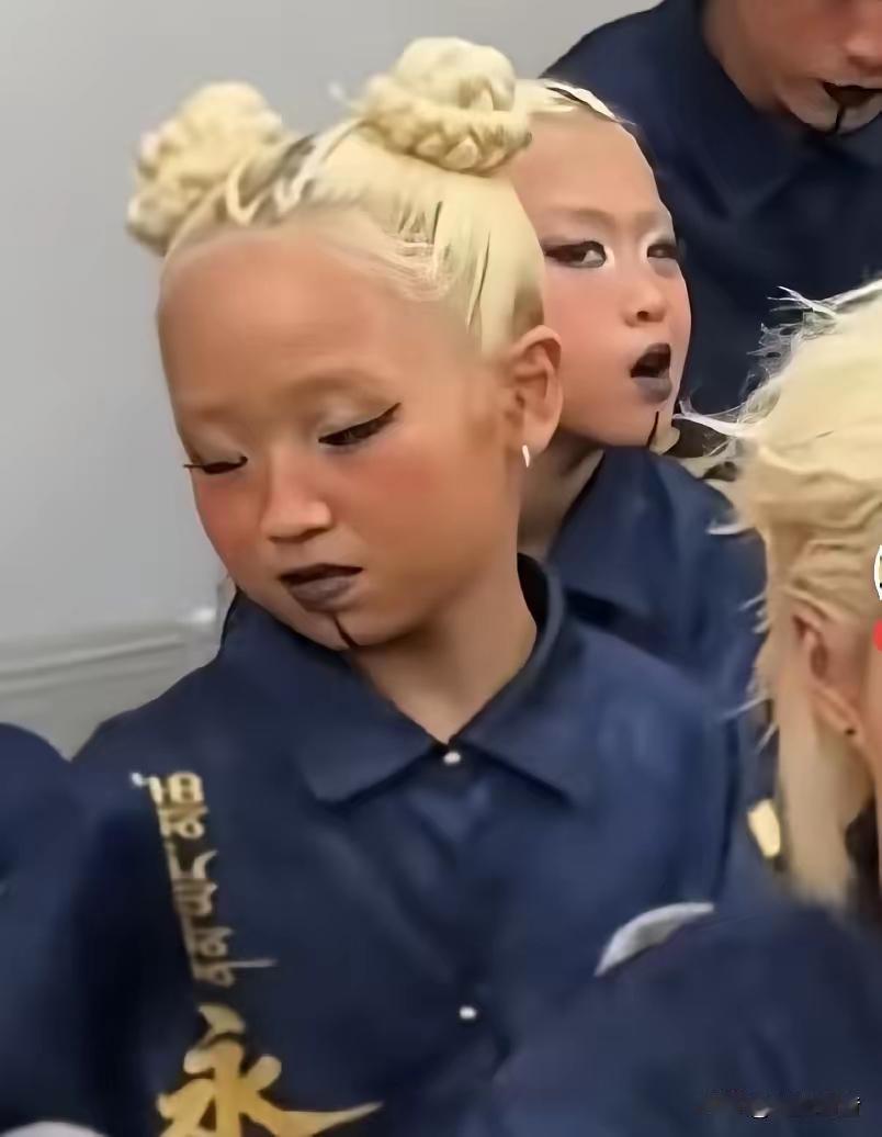 上海某机构的儿童舞蹈比赛，妆造引发热议，头发全部染白，黑色眼线，黑色嘴唇，下巴下