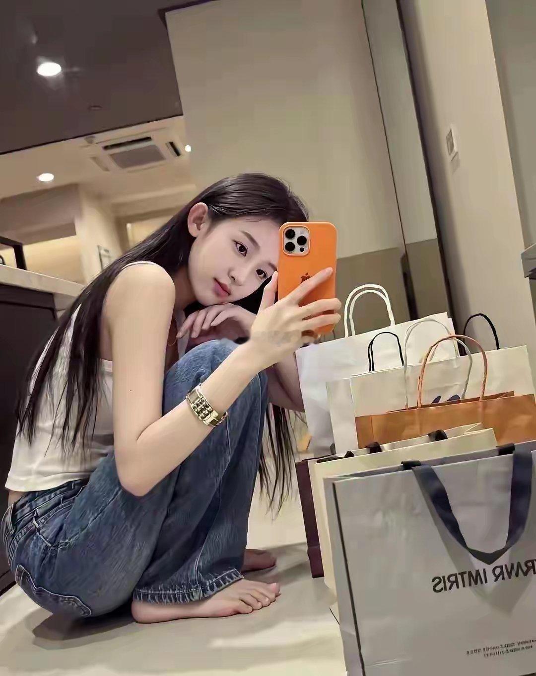 这小姑娘真的很好看，颜值很高，很清纯，应该是大学生吧，特别是脚趾丫挺好看的，真的