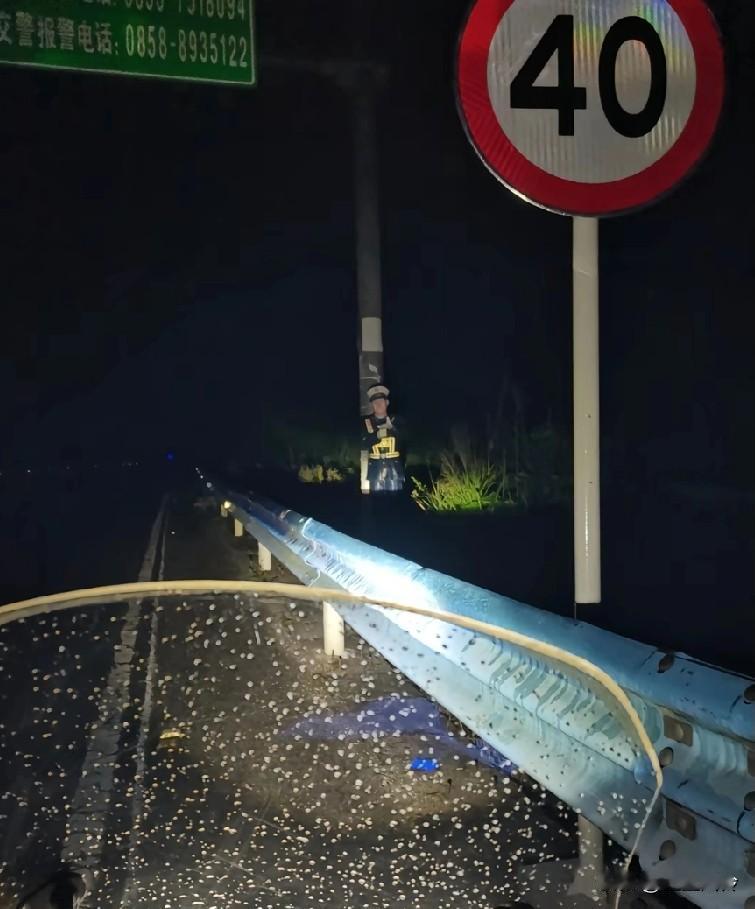 凌晨三点，下着雨，一个人国道无路灯，这个当时也是给吓一激灵，这样看上去真的很恐怖