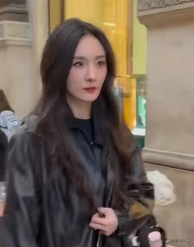 40岁杨幂比同龄人年轻许多五官精致也有些许年龄感穿衣风格很在线酷飒眼神变得