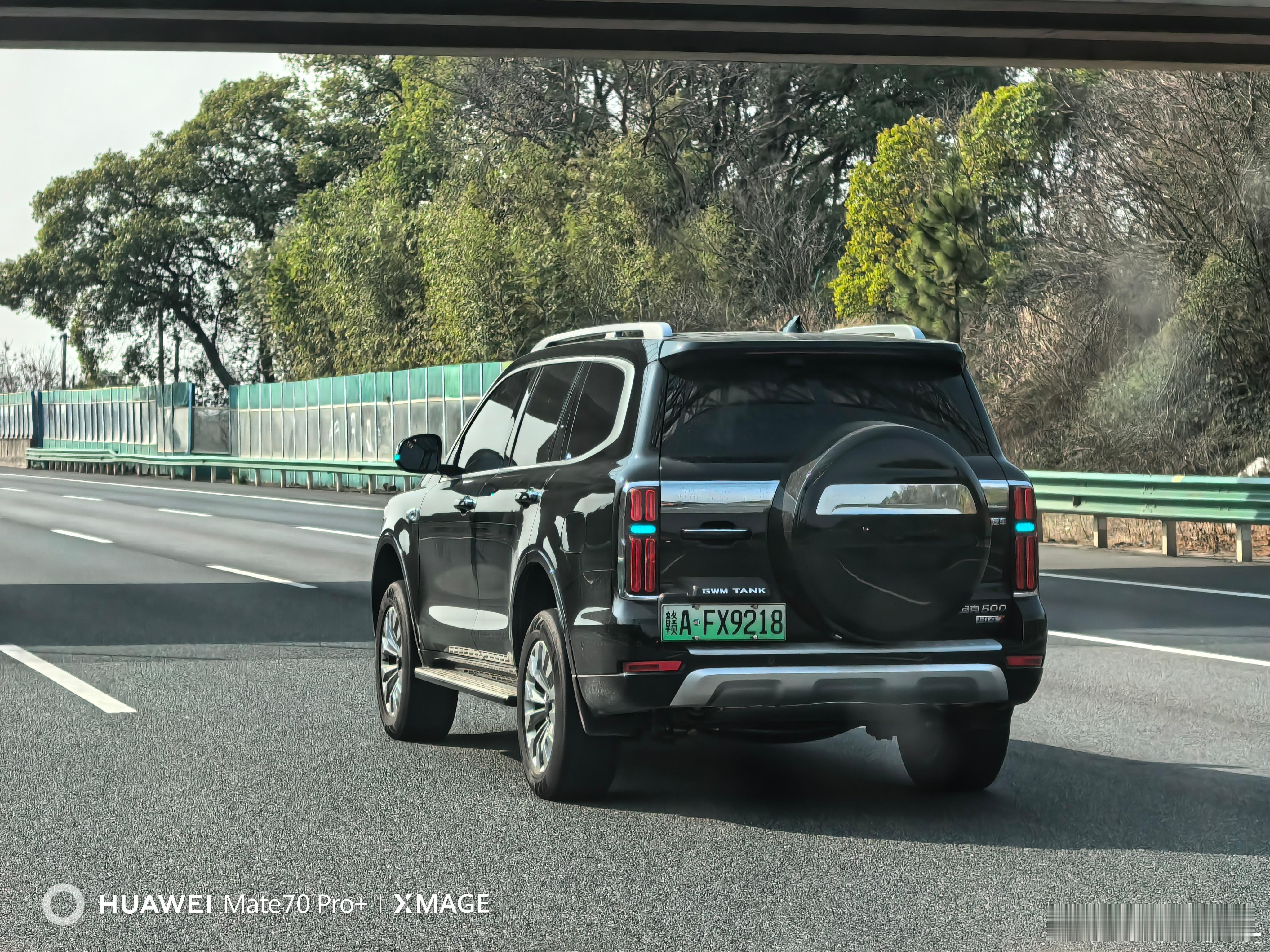 坦克500的小蓝灯不太一样。别人的小蓝灯都是浅蓝色，带一点点白。坦克500的是比