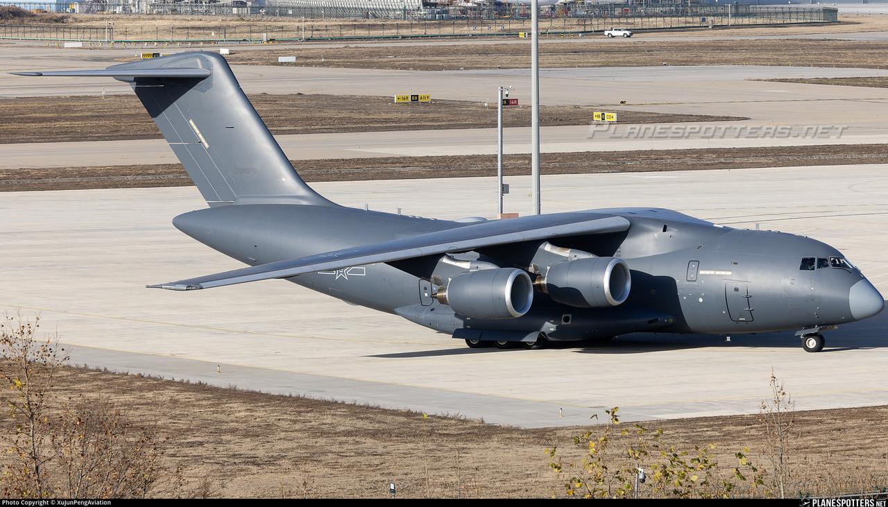 昨天降落在天津国际机场的运-20B运输机，这应该是B首次在天津机场起降。不知道大