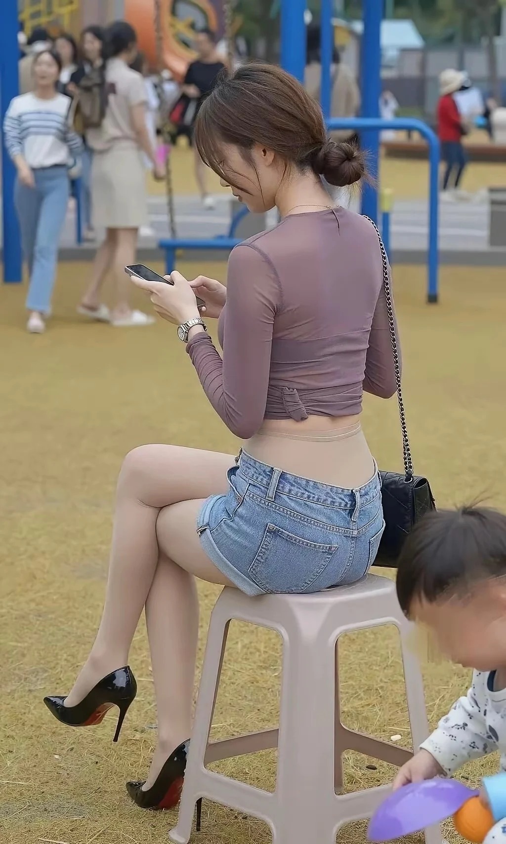 虽然人漂亮，但丝袜这样穿真的好看吗