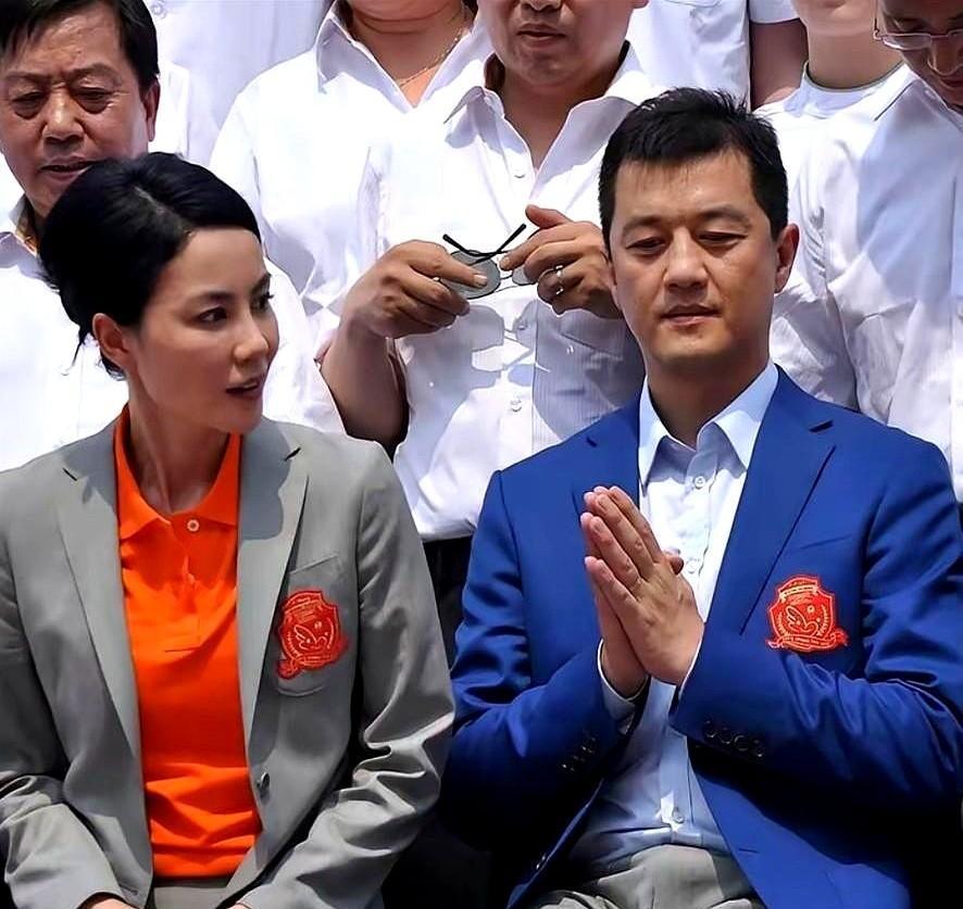 巴黎毕业礼，王菲和李亚鹏同框十分钟。这画面，简直是娱乐圈离婚夫妻的“反向营销教