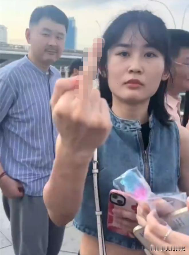 大陆游客出国游玩，却被香港同胞大骂“中国人滚出中国！”谁知，游客一句“我是美国人