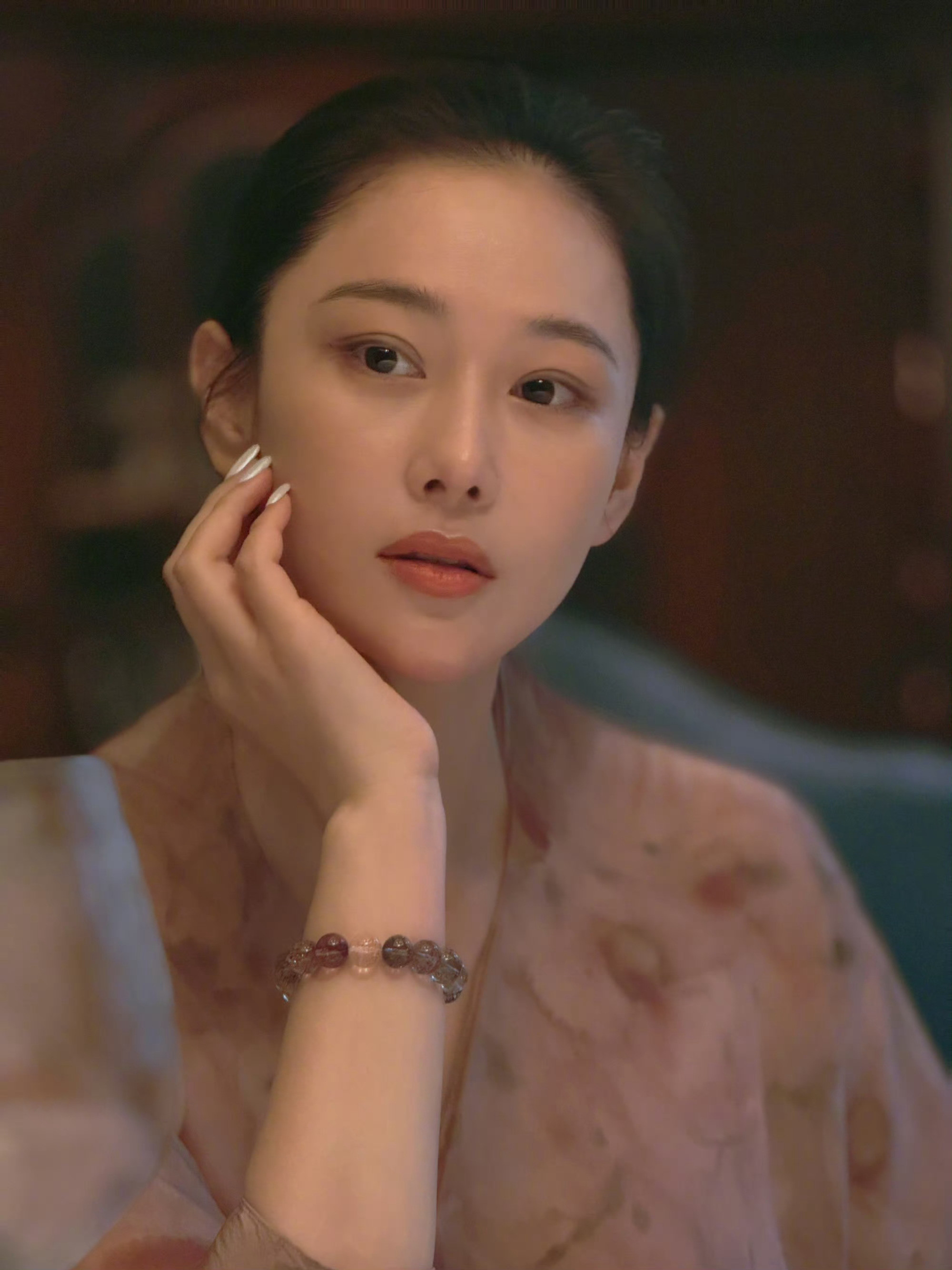 张馨予大概这就是美人不怕迟暮浓颜系骨相美人什么妆造都能hold住吧！​​​