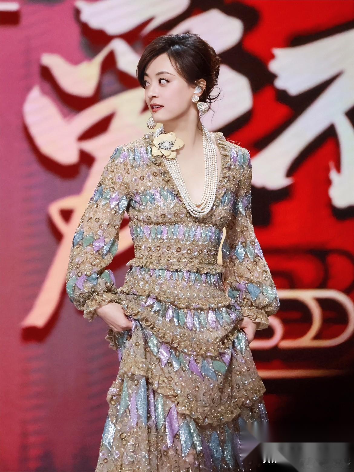孙俪现身女儿小花舞会，我不意外。现场响起邓超的歌声，我不惊奇。但我万万没料到