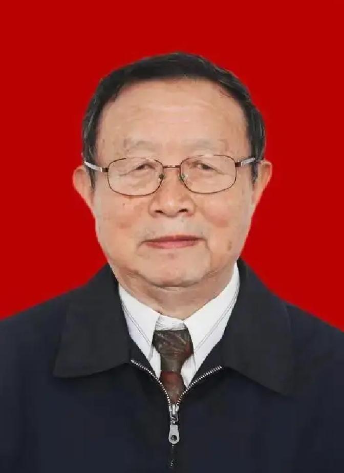 八旬老人还没退休，每天还在医院里忙着看病、查房，这种事听着都让人觉得不可思议。