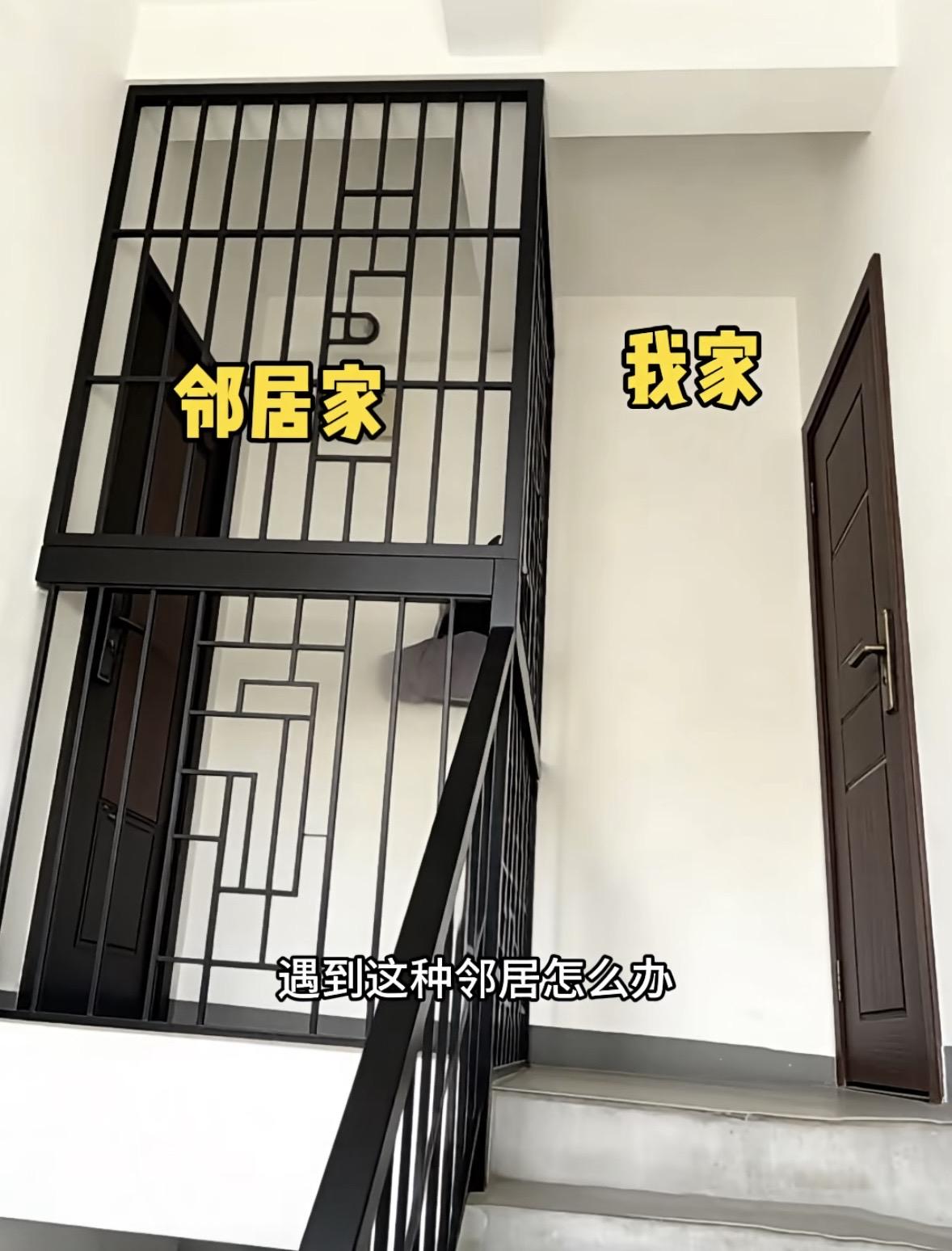 安徽安庆，女子住的居民楼是是一梯两户，她和邻居家面对面，公共空间本就狭窄，没想到