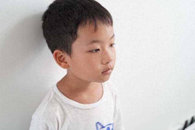 孩子躺地大哭时, 你的第一句话, 正在悄悄改变他的大脑结构