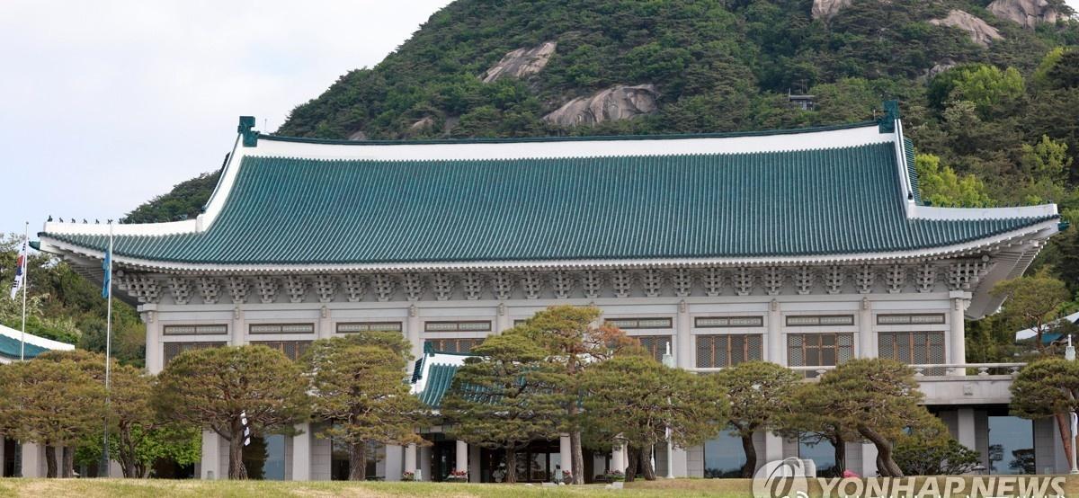 【韩青瓦台：李在明在高球场指示应对大邱商场坍塌事故】韩国总统府青瓦台11日以发言