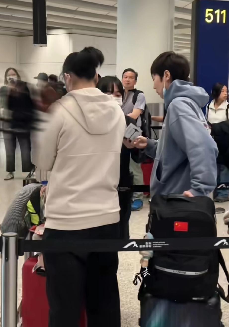 王曼昱与临时教练任浩指导的有趣相处瞬间！WTT香港年终总决赛结束后，卫冕冠军王曼