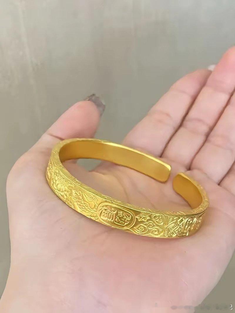 老公给媳妇买了个大金镯子，媳妇只戴了两天就不戴了，直接放进抽屉里锁了起来。老公问