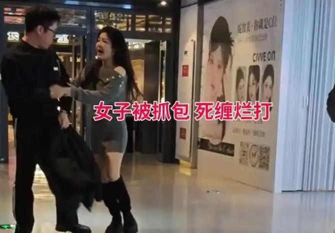 浙江杭州一处商厦门口，一对男女当众激烈争执，引来路人围观。视频走红后不少网友点评