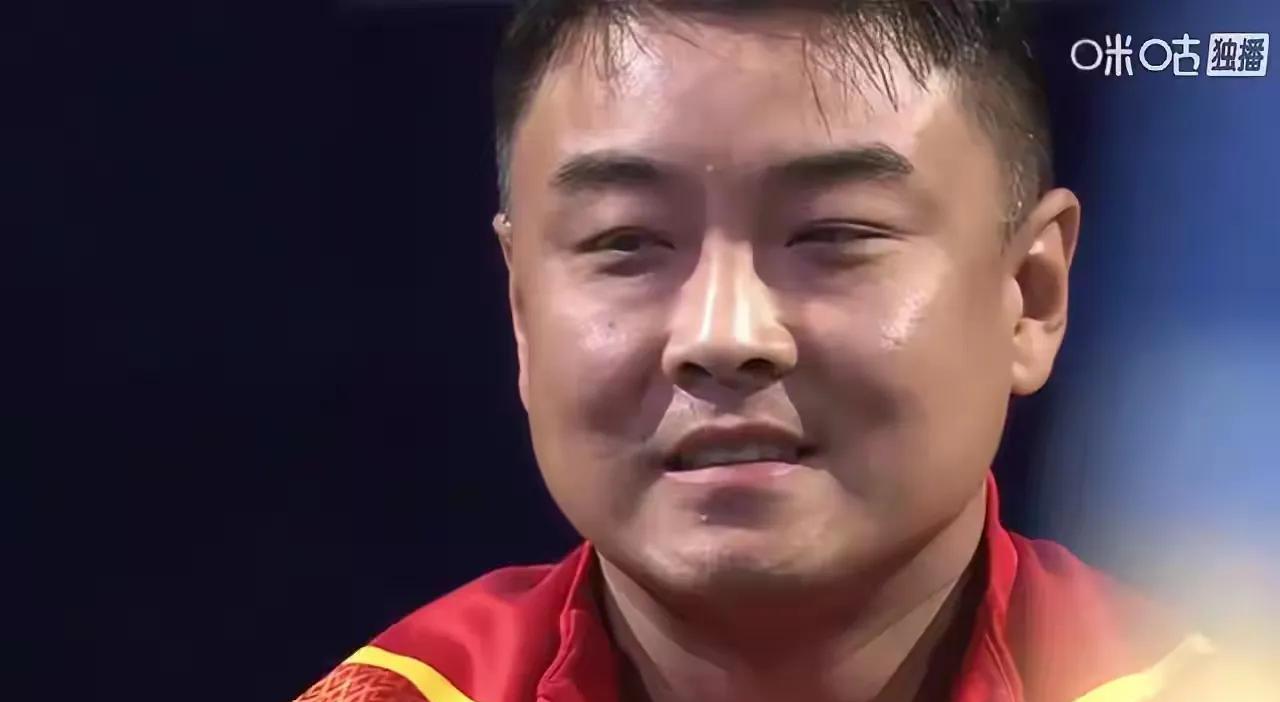看着王皓教练在小石头输球以后苦涩的笑，说真的我心里也不是滋味！这次王皓没有发火