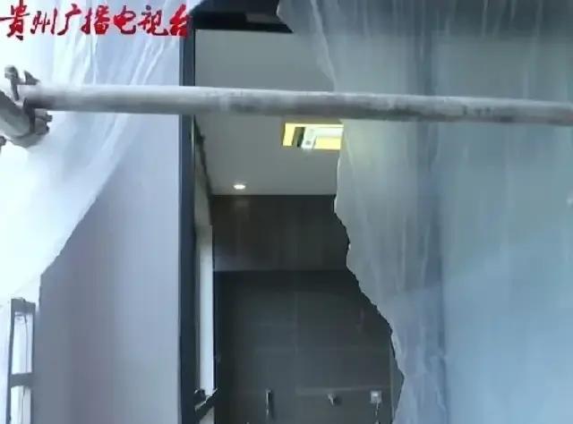 贵阳，钟女士装修好的二手房，还没来得及入住，楼上邻居一直想改造阳台，但原房主不同