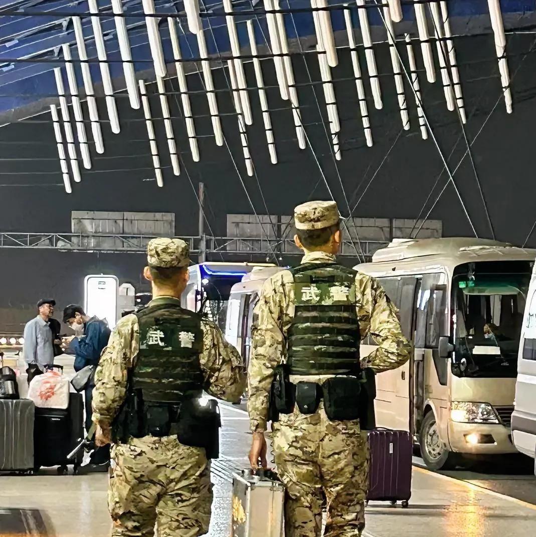 有了特警为啥还要武警呢，为啥不取消武警？我说一个可能你们不大相信的区别。十几年前